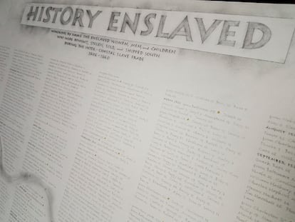 Lámina del proyecto de Phyllis Goodnow basado en los documentos `Manifiestos de esclavos de buques costeros archivados en Nueva Orleans, Luisiana, 1807-1860´, en el museo de la Fundación Katrina National Memorial, en Nueva Orleans.