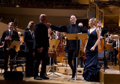Florian Boesch, Teodor Currentis y Anna Lucia Richter saludan al final de la primera parte del concierto