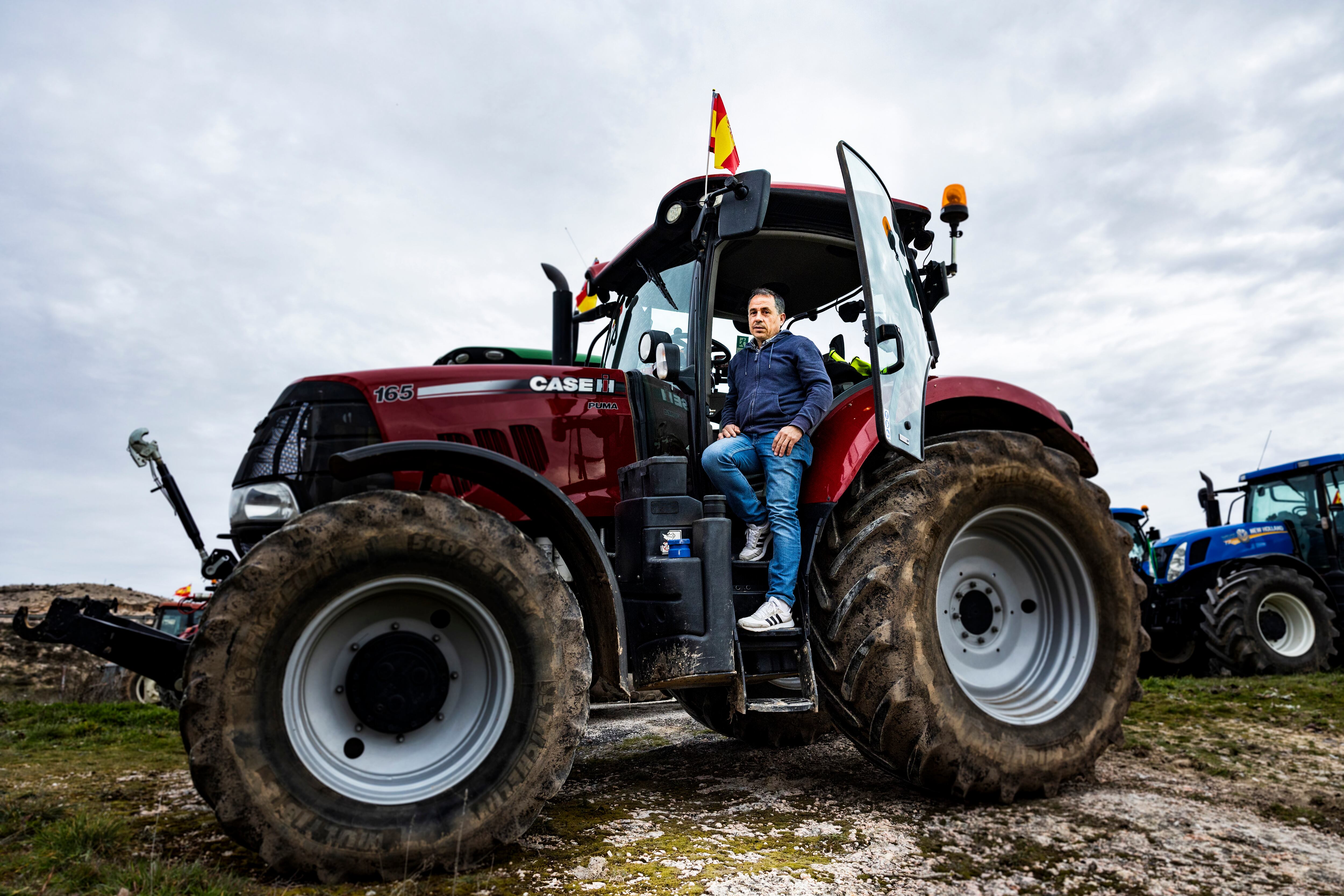 José Luis Monge delante de su tractor en Langa de Duero.