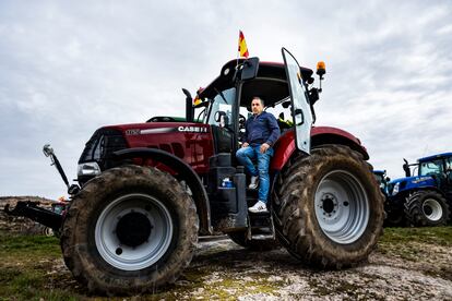 José Luis Monge delante de su tractor en Langa de Duero. Las protestas de los agricultores llegan a Madrid y convocan un paro indefinido.