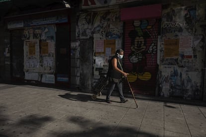 Mulher numa rua de Vallecas (Madri), na primeira manhã das restrições à mobilidade.