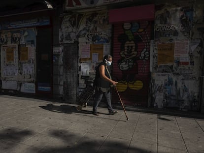 Mulher numa rua de Vallecas (Madri), na primeira manhã das restrições à mobilidade.