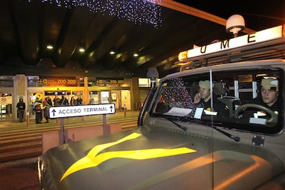 Un vehículo de la Unidad Militar de Emergencias llega a una de las terminales del aeropuerto de Barajas.