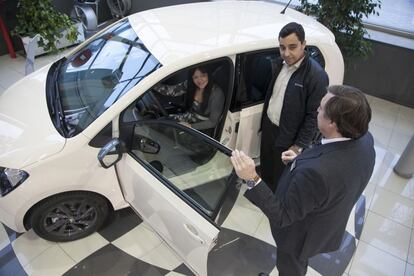 Una pareja negocia la compra de un coche en un concesionario