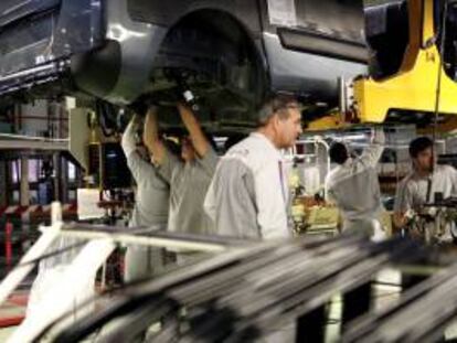 Momento del montaje de una CitroËn Berlingo en la cadena de la factoría de Vigo. EFE/Archivo