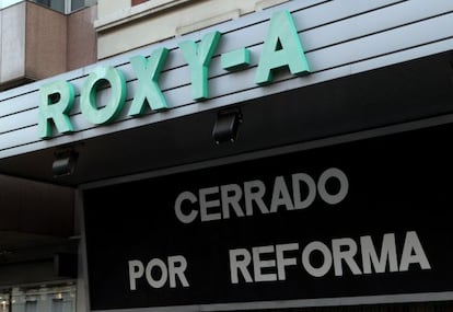 El cine Roxy A, en Fuencarral, cerrado por reforma en 2013.