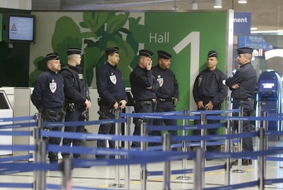 Gendarmes franceses toman posiciones en la terminal 1 del aeropuerto Charles de Gaulle de París, el 19 de mayo de 2016.