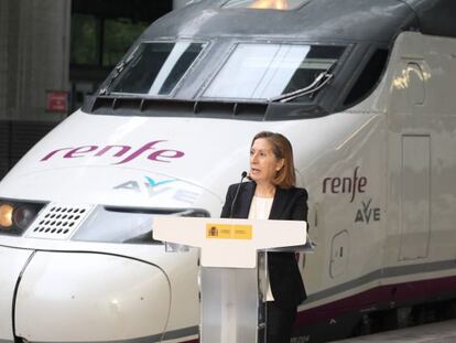 La ministra de Fomento, Ana Pastor, durante una presentación del AVE en la estación de Atocha.