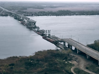 A view of the damaged Antonovsky bridge over the Dnieper river in Kherson, Ukraine, Sunday, Nov. 13, 2022. Residents of Kherson celebrated the end of Russia’s eight-month occupation for the third straight day Sunday, even as they took stock of the extensive damage left behind in the southern Ukrainian city by the Kremlin’s retreating forces. (AP Photo/LIBKOS)