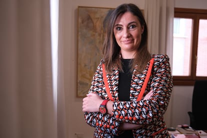 La portavoz parlamentaria de los socialistas extremeños, Lara Garlito, este martes en su despacho.