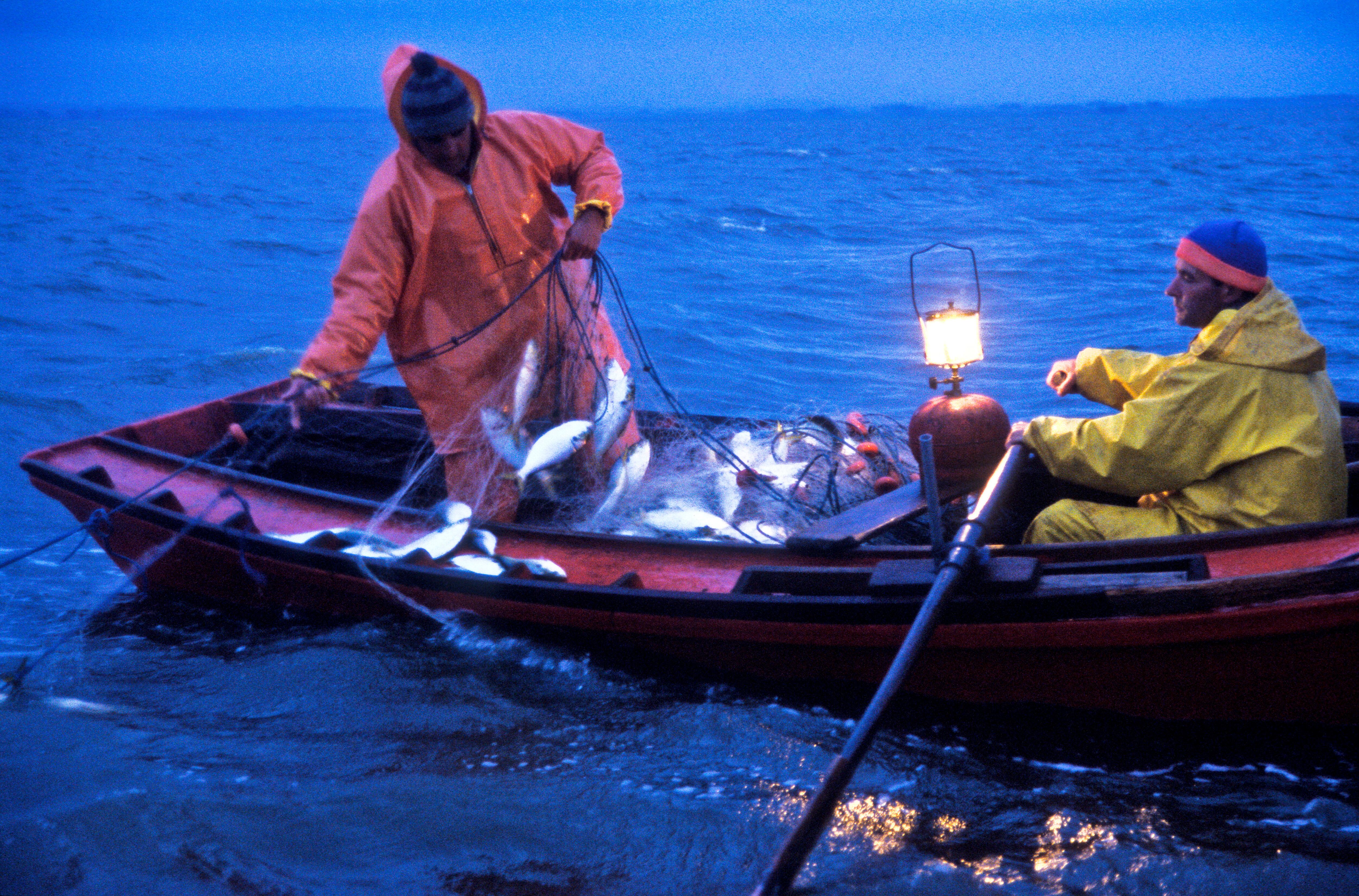Imagen de archivo de dos pescadores en el Lago Rocha, en el Departamento de Rocha (Uruguay).