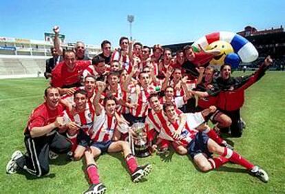 Jugadores y técnicos del Atlético de Madrid celebran el título conseguido. / AS