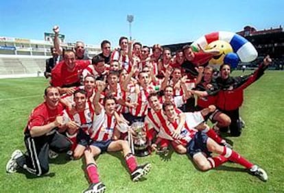 Jugadores y técnicos del Atlético de Madrid celebran el título conseguido. / AS