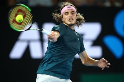 Stefanos Tsitsipas golpea la pelota.