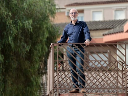 Vicent Mañes, en el colegio público que dirige en Catarroja, Valencia.