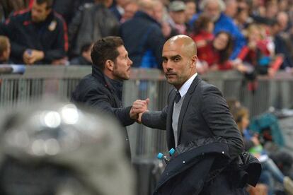 Guardiola y Simeone se saludan tras un partido entre Atlético y Bayern de Munich.