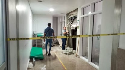 Dos peritos investigan el hospital del IMSS de Playa del Carmen en el que murió Aitana, el pasado 12 de julio.