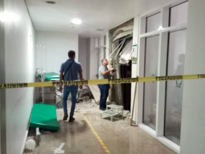 Dos peritos investigan el hospital del IMSS de Playa del Carmen en el que murió Aitana, el pasado 12 de julio.