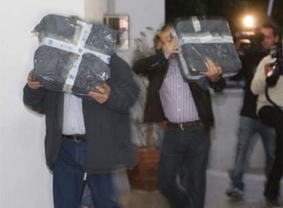 Policías antimafia trasladan ordenadores a los juzgados de Marbella el pasado día 14.