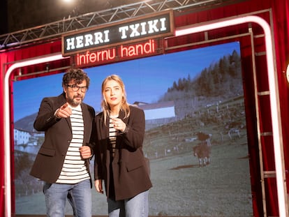 Mikel Pagadizabal y Miren Nogales, presentadores del programa de ETB  'Herri txiki, infernu handi'