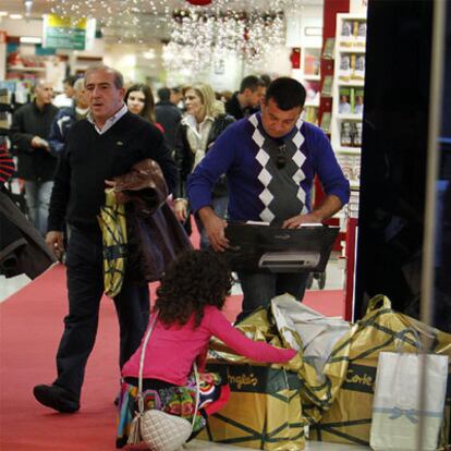 Clientes de un centro comercial ayer por la tarde en Valencia.