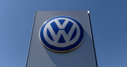 Logotipo de Volkswagen en una planta