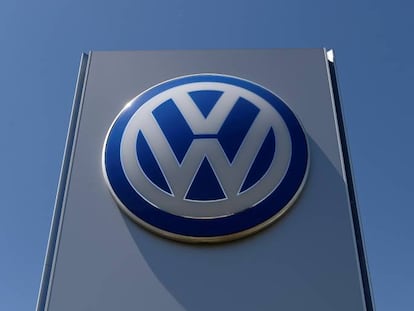 Logotipo de Volkswagen en una planta