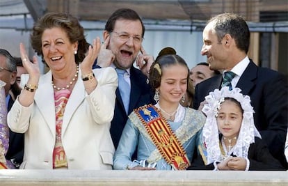Rajoy se tapa los oídos durante la 'mascletà' de hoy.