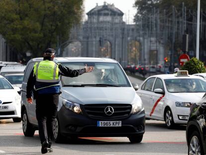 Un policía redirige a los vehículos frente a la Puerta de Alcalá, durante la puesta en marcha de Madrid Central.