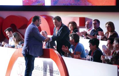 El presidente de Asturias, Javier Fern&aacute;ndez, saluda al secretario de organizaci&oacute;n del PSOE, Jos&eacute; Luis &Aacute;balos (izquierda) durante su intervenci&oacute;n en el 32 Congreso del FSA-PSOE.