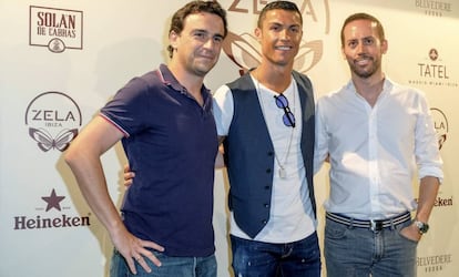 Cristiano Ronaldo, a su llegada a al restaurante Zela de Ibiza. A la izquierda, Abel Matutes Prats y a su derecha, Manuel Campos Guallar.