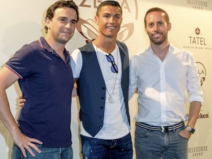 Cristiano Ronaldo, a su llegada a al restaurante Zela de Ibiza. A la izquierda, Abel Matutes Prats y a su derecha, Manuel Campos Guallar.
