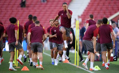 Van Dijk, durante el último entrenamiento del Liverpool en el Metropolitanio previo a la final de la Liga de Campeones.