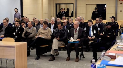 Los investigados se sientan en el banquillo durante la sesión del juicio celebrada el 26 de noviembre de 2018.