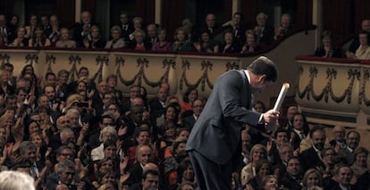 El golfista José María Olazabal hace el gesto de golpear una bola tras recibir el Premio Príncipe de Asturias de los Deportes 2013, durante la ceremonia de entrega de la XXXIII edición de estos galardones, que se celebra en el Teatro Campoamor de Oviedo.