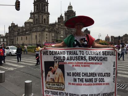 Una mujer que se manifestaba ya en el Zócalo para exigir que los sacerdotes pederastas sean procesados, se sumó a la marcha al verlos pasar. 