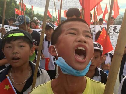 Protestas de los aldeanos este martes en el pueblo chino de Wukan.