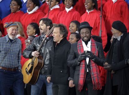 Pete Seeger, su nieto (Tao Rodriguez-Seeger), Bruce Springsteen, que reverencia a Seeger, el rapero Will.i.am y el actor Samuel L. Jackson en el Lincoln Memorial en Washington, el 18 de enero de 2009.