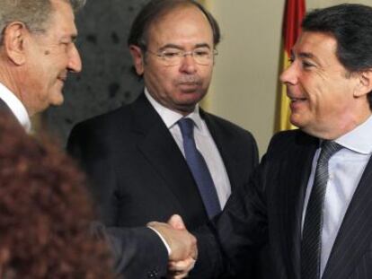 El presidente del Congreso, Jesus Posada, saluda al presidente de Madrid, Ignacio González, en el acto central del Día de la Constitución.