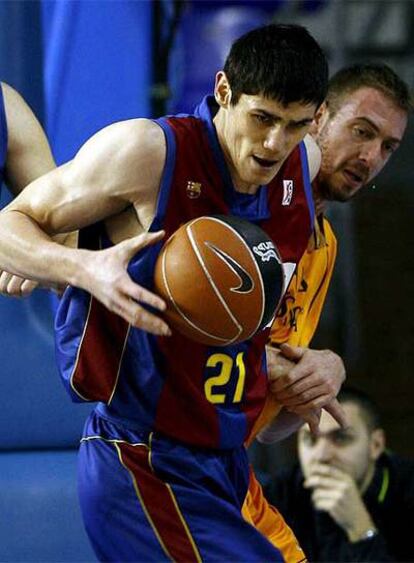 Ilyasova protege el balón ante el acoso de Bueno.