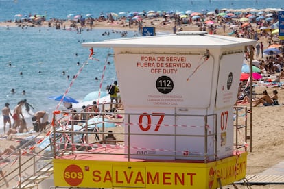 Una torre de salvamento vacía en la playa de la Barceloneta, el pasado 22 de agosto. 