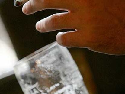 Un fumador, en un <i>pub</i> de Londres.