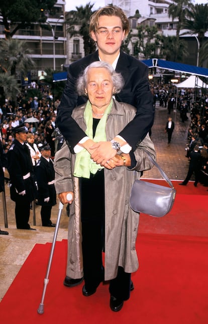 Leonardo di Caprio son su abuela Helene Indenbirken en el festival de Cannes en 1996.