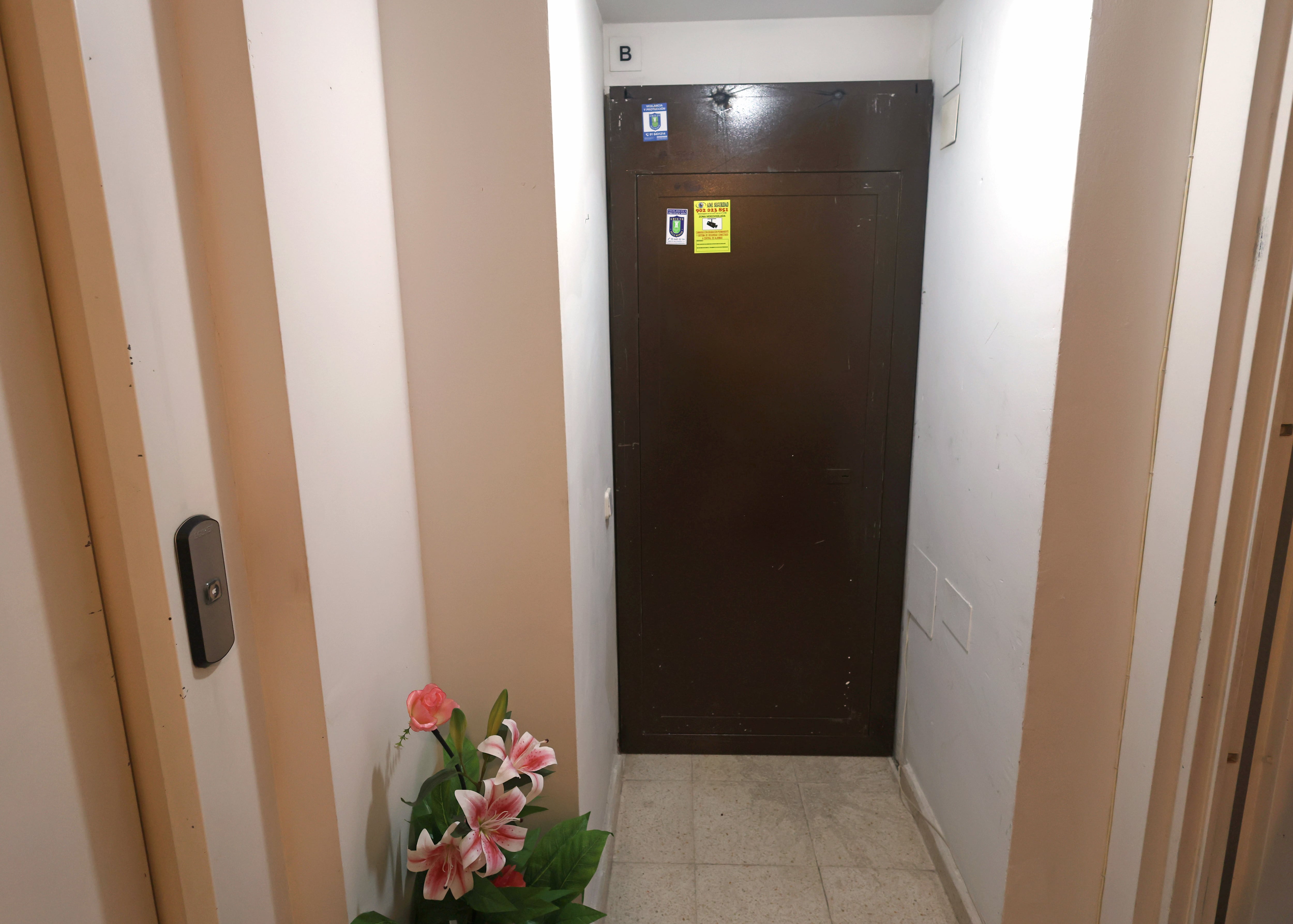 La chapa que cubre la puerta del piso 5to B de Avenida de Buenos Aires, 23, Madrid, este miércoles.