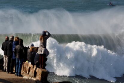 La llegada de las grandes mareas congrega a un numeroso público en el faro de Praia do Norte, desde cuya altura se divisa perfectamente a los surfistas deslizarse por las altas paredes de agua. Los peculiares fondos marinos de Nazaré, que están dispuestos en forma de cuña, explican la formación de olas gigantes que, en los días en los que el viento sopla del oeste o el noroeste se pueden surfear.