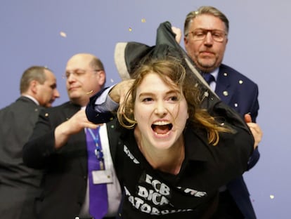 La dona ha cridat contra la "dictadura del BCE" ("Stop the dick dictatorship"), mentre era detinguda.