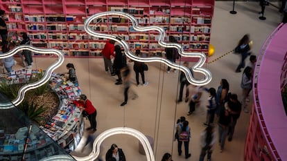 Vista del pabelln de Espa?a en el primer da de actividades de la Feria Internacional del Libro.