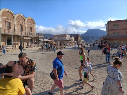 Varios turistas visitan los decorados de Minihollywood en Tabernas (Almería).