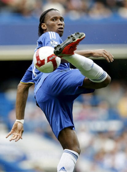 Una filigrana de Drogba durante un partido.