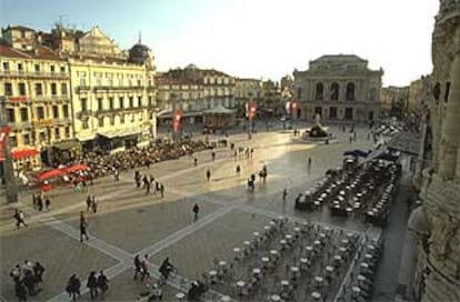 Terrazas de cafés y al fondo l&#39;Opéra Comédie, uno de los teatros más grandes de Francia, en la Place de la Comédie en Montpellier.